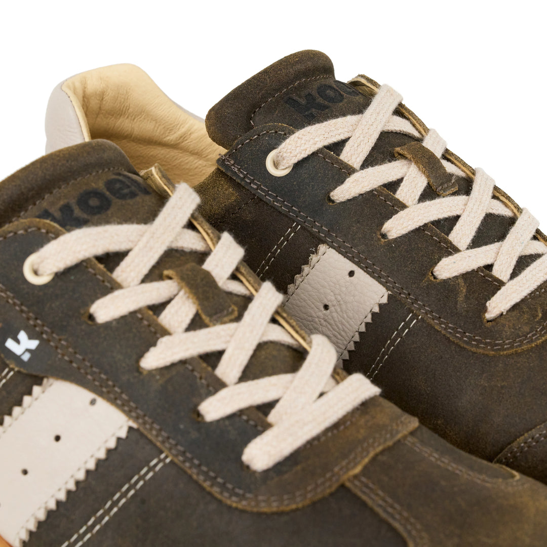 KÓEL | Zapatillas descalzas ILO Suede Olive para hombre