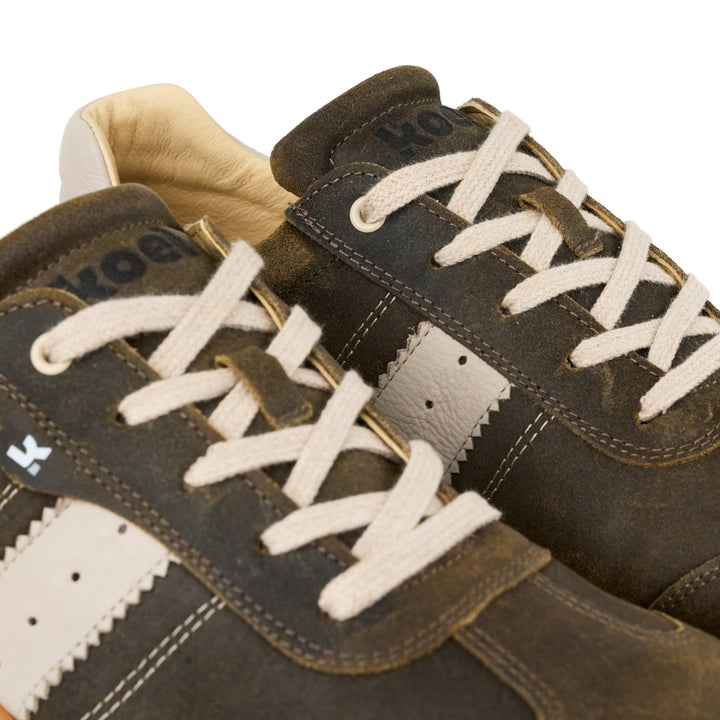 KÓEL | Zapatillas descalzas ILO Suede Olive para hombre